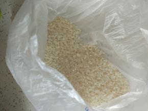 从超市买回来的新鲜大米，根据饭量大小取适量