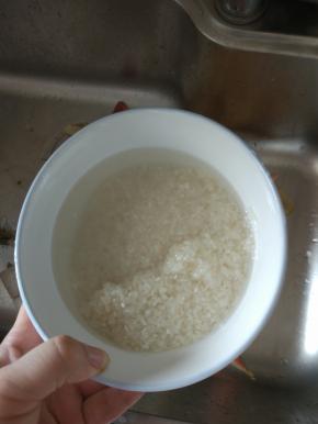 清水淘洗干净，浸泡十分钟