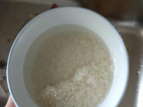 清水淘洗干净，浸泡十分钟