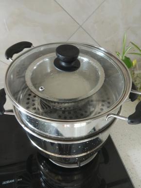 泡好的大米和泡大米的水一起放入不锈钢碗里，加一手指深的水，根据个人手指情况有所不同，放入蒸锅
