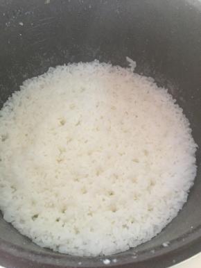 准备大米，洗干净，放入电饭煲，蒸熟