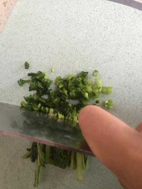 将蒿菜洗干净切碎，成丁