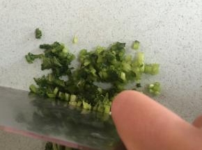 将蒿菜洗干净切碎，成丁