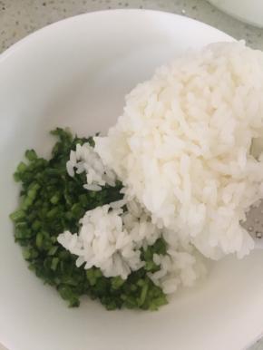 将烧好的米饭拌入