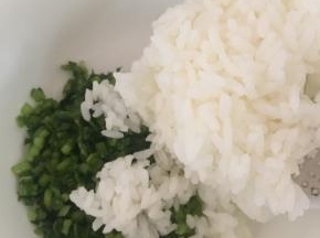 将烧好的米饭拌入