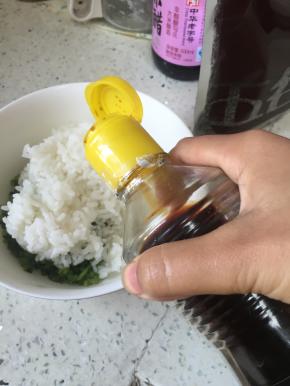 依次倒入少量橄榄油，鲜酱油、醋和少许盐