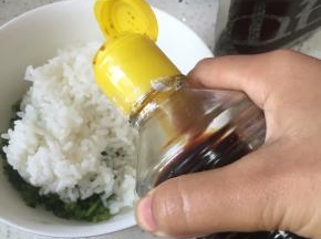 依次倒入少量橄榄油，鲜酱油、醋和少许盐