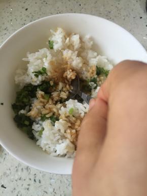 将米饭和调料拌匀