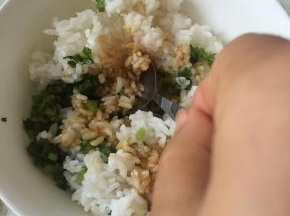将米饭和调料拌匀