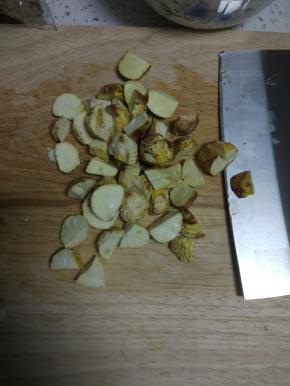 板栗去除外面的硬皮，焯水，再取出里面的皮，切碎备用