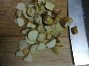 板栗去除外面的硬皮，焯水，再取出里面的皮，切碎备用