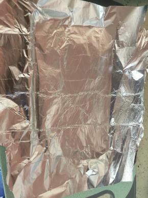 在烤盘上铺上锡纸，将饭放入锡纸中，然后包起来