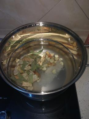 锅内放入准备好的材料