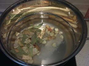 锅内放入准备好的材料