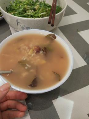 大火烧开，转小火煮三十分钟左右，可以尝下板栗软了之后就可以出锅了