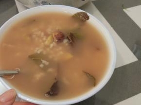 大火烧开，转小火煮三十分钟左右，可以尝下板栗软了之后就可以出锅了