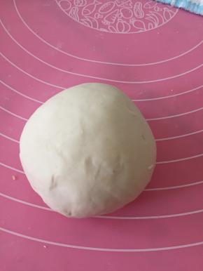 取出面粉，加入水，和面，将面用湿布覆盖醒面15分钟。