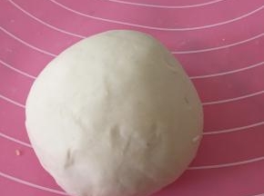 取出面粉，加入水，和面，将面用湿布覆盖醒面15分钟。