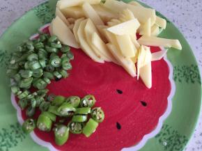 将土豆切成小丁，其余配菜也一并切好，配菜可根据自己的爱好选择