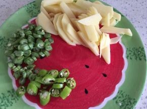 将土豆切成小丁，其余配菜也一并切好，配菜可根据自己的爱好选择