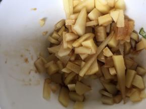 土豆里拌入盐和鲜酱油调味