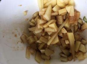 土豆里拌入盐和鲜酱油调味