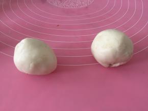 拿出面团，再次揉匀，表面光滑。分成小团