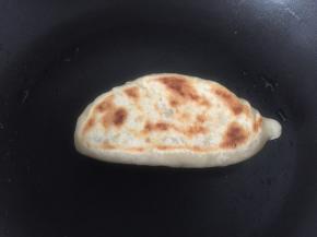 平底锅里加入少量的食用油，烧热将并放入锅中，两边上色，摊熟