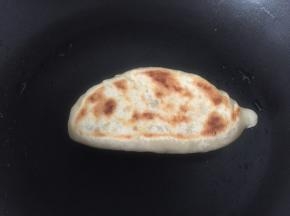 平底锅里加入少量的食用油，烧热将并放入锅中，两边上色，摊熟