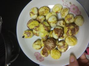 板栗去除外面的硬壳,放入盘子内，蒸十分钟