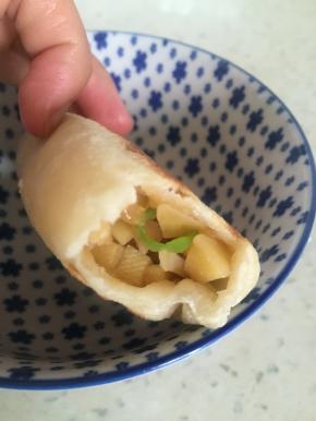 约7分钟后，饼可以出锅，可看出内部热气腾腾，香味扑鼻。可直接食用