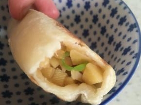 约7分钟后，饼可以出锅，可看出内部热气腾腾，香味扑鼻。可直接食用