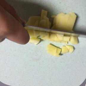 准备土豆，洗干净，切丁