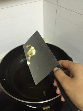 锅里倒入橄榄油，加热，放入葱姜蒜爆香