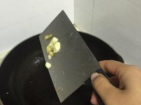 锅里倒入橄榄油，加热，放入葱姜蒜爆香