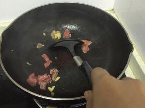 加入牛肉丁翻炒2-3分钟，至变色，加入少量盐