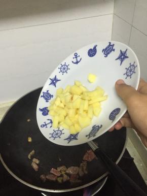 倒入土豆的，继续翻炒，3-5分钟