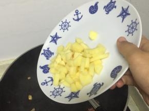 倒入土豆的，继续翻炒，3-5分钟