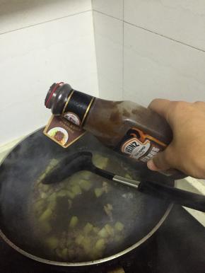 再依次加入少许水、鲜酱油、料酒和少许盐，翻炒3-5分钟，至土豆和牛肉炒熟
