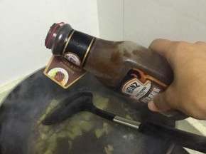 再依次加入少许水、鲜酱油、料酒和少许盐，翻炒3-5分钟，至土豆和牛肉炒熟