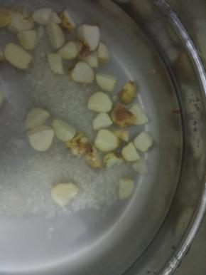 准备好的食材放入锅内，大火烧开