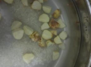 准备好的食材放入锅内，大火烧开