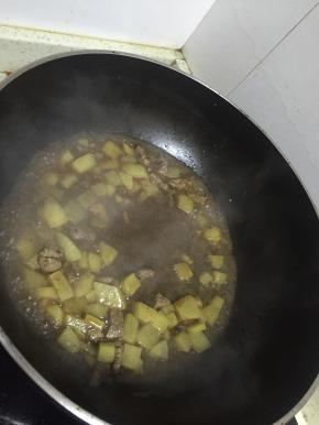 加入黑胡椒酱，继续翻炒均匀