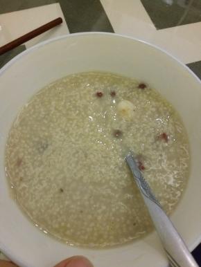 小火炖三十分钟左右，板栗煮软之后，关火出锅