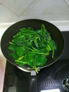 菠菜清洗干净，焯水五秒，捞出控干水分备用