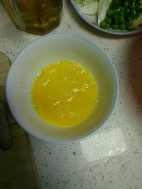 鸡蛋两个在碗里打散备用