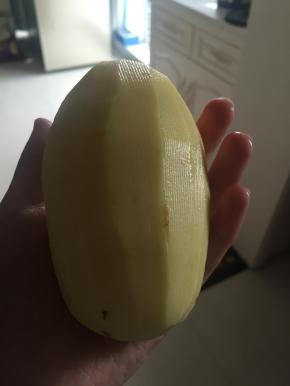 准备好土豆一个，去皮