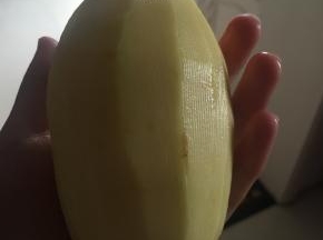准备好土豆一个，去皮