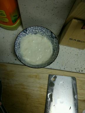 面粉适量，加水搅拌成面糊