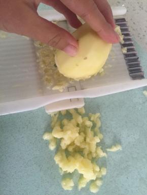 将土豆用擦擦，擦成细末